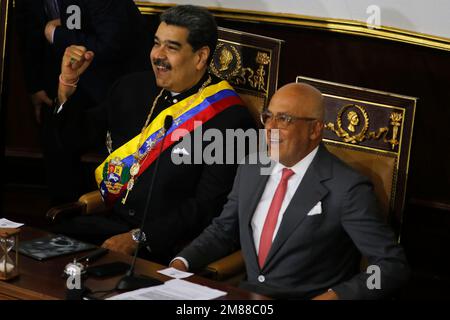 Caracas, Venezuela. 12. Januar 2023. Nicolas Maduro (l), Präsident Venezuelas, sitzt neben Jorge Rodriguez, Präsident der Nationalversammlung, nachdem Maruro seine jährliche Ansprache vor der Nation im Palacio Federal Legislativo gehalten hat. Kredit: Pedro Rances Mattey/dpa/Alamy Live News Stockfoto