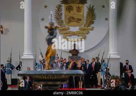 Caracas, Venezuela. 12. Januar 2023. Nicolas Maduro, Präsident von Venezuela, steht neben seiner Frau Cilia Flores im Palacio Federal Legislativo vor seiner jährlichen Ansprache vor der Nation. Kredit: Pedro Rances Mattey/dpa/Alamy Live News Stockfoto