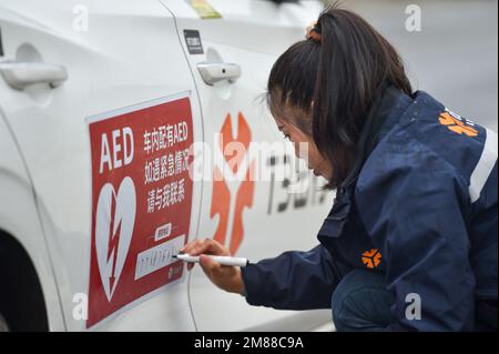 NANJING, CHINA - 12. JANUAR 2023 - Fahrer schreiben ihre Notfallkontaktnummern auf die Karosserie ihrer Autos in Nanjing, Ostchina Jian Stockfoto