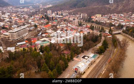 Blick auf Borjomi Resort Stadt und Mineral Water Park vom Berg Stockfoto