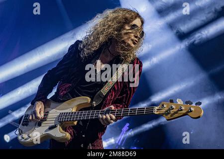 LONDON, ENGLAND: The Dead Daisies treten auf der Bühne des O2 Kentish Town Forum auf. Mit: Glenn Hughes, wo: London, Großbritannien, wenn: 06. Dezember 2022 Kredit: Neil Lupin/WENN Stockfoto