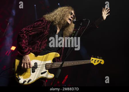 LONDON, ENGLAND: The Dead Daisies treten auf der Bühne des O2 Kentish Town Forum auf. Mit: Glenn Hughes, wo: London, Großbritannien, wenn: 06. Dezember 2022 Kredit: Neil Lupin/WENN Stockfoto
