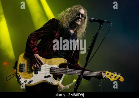 LONDON, ENGLAND: The Dead Daisies treten auf der Bühne des O2 Kentish Town Forum auf. Mit: Glenn Hughes, wo: London, Großbritannien, wenn: 06. Dezember 2022 Kredit: Neil Lupin/WENN Stockfoto