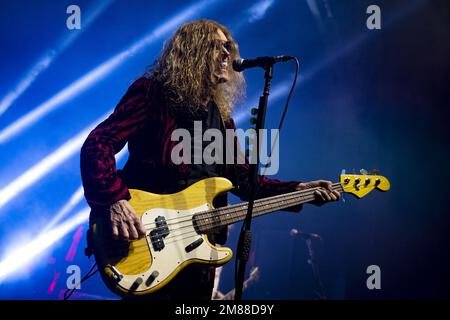 LONDON, ENGLAND: The Dead Daisies treten auf der Bühne des O2 Kentish Town Forum auf. Mit: Glenn Hughes, wo: London, Großbritannien, wenn: 06. Dezember 2022 Kredit: Neil Lupin/WENN Stockfoto