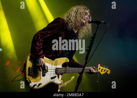 LONDON, ENGLAND: The Dead Daisies treten auf der Bühne des O2 Kentish Town Forum auf. Mit: Glenn Hughes, wo: London, Großbritannien, wenn: 06. Dezember 2022 Kredit: Neil Lupin/WENN Stockfoto