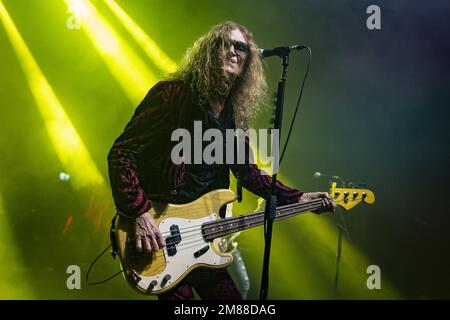 LONDON, ENGLAND: The Dead Daisies treten auf der Bühne des O2 Kentish Town Forum auf. Mit: Glenn Hughes, wo: London, Großbritannien, wenn: 06. Dezember 2022 Kredit: Neil Lupin/WENN Stockfoto