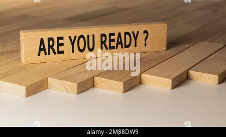 Bist du bereit? Es ist auf einer Holzfläche geschrieben. Der Hintergrund ist weiß. Stockfoto