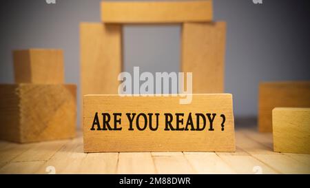 Bist du bereit? Es ist auf einer Holzfläche geschrieben. Der Hintergrund ist weiß. Stockfoto