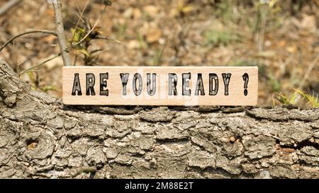 Bist du bereit? Es ist auf einer Holzfläche geschrieben. Der Hintergrund ist weiß. Stockfoto