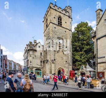 Carfax Kreuzung im Zentrum von Oxford mit Carfax Tower (auch bekannt als St. Martin's Tower), Oxfordshire, Südostengland Stockfoto