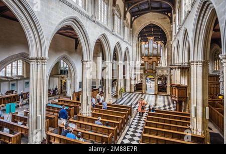 Das Innere der Universitätskirche St. Mary die Jungfrau in Oxford, das Schiff aus östlicher Richtung von der Galerie aus gesehen, mit Blick auf die Kirche Stockfoto