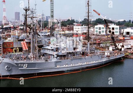 Ein Hafenbogenblick auf die BERGUNGSSCHIFFS-SCHUTZEINRICHTUNG (ARS 8) am Brambleton Extension Yard der Norfolk Shipbuilding and Drydock Company. Die SCHUTZVORRICHTUNG wird überholt, bevor sie wieder in die US-Marine-Flotte eingesetzt wird. Basis: Elizabeth River, Norfolk Bundesstaat: Virginia (VA) Land: Vereinigte Staaten von Amerika (USA) Stockfoto