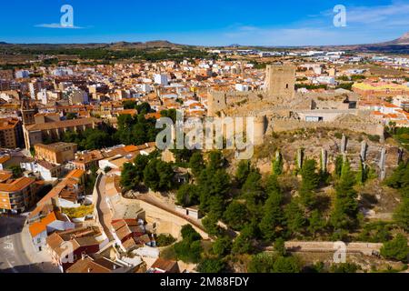 Luftaufnahme der spanischen Stadt Almansa mit Burg auf einem Hügel Stockfoto