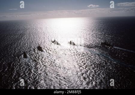 Ein Luftanblick auf das Schlachtschiff USS IOWA (BB-61), das sich in Formation befindet. Die Schiffe sind von links nach rechts: Fregatte USS PAUL (FF-1080), Zerstörer USS DEYO (DD-989), Schlachtschiff USS IOWA (BB-61), gesteuerter Raketenkreuzer USS TICONDEROGA (CG-47) und gesteuerter Raketenzerstörer USS DEWEY (DDG-45). Land: Mittelmeer (MED) Stockfoto