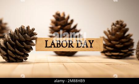 Text für Arbeitstag. Es ist auf einer Holzfläche geschrieben. Der Hintergrund ist weiß Stockfoto