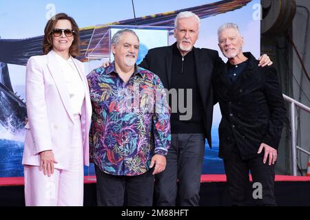 12. Januar 2023, Los Angeles, Kalifornien, USA: (L-R) SIGOURNEY WEAVER, JON LANDAU, JAMES CAMERON und STEPHEN LANG nehmen an der Zeremonie zu Ehren der Filmemacher „Avatar: The Way of the Water“ James Cameron und Jon Landau im TCL Chinese Theatre Teil. (Kreditbild: © Billy Bennight/ZUMA Press Wire) NUR REDAKTIONELLE VERWENDUNG! Nicht für den kommerziellen GEBRAUCH! Stockfoto