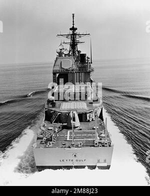 Ein Heck-Blick auf den während der Seeversuche laufenden geführten Raketenkreuzer USS LEYTE GULF (CG-55). Land: Mexiko (MEX) Stockfoto