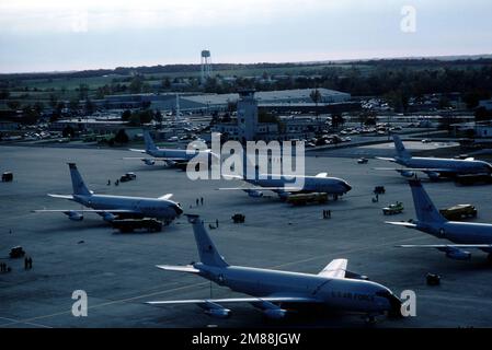 Bodenbesatzungsmitglieder arbeiten an KC-135 Stratotanker-Flugzeugen während des Bombenwettbewerbs des strategischen Luftkommandos '87. Bodenpersonal aus dem ganzen Land wird in Kategorien wie Betanken, Blockieren des Fahrwerks und allgemeine Motorwartungsverfahren beurteilt. Der Wettbewerb ist Teil der Übung Stolz Shield '87. Betreff Operation/Serie: STOLZ SCHILD '87 Basis: Whiteman Luftwaffenstützpunkt Staat: Missouri (MO) Land: Vereinigte Staaten von Amerika (USA) Stockfoto