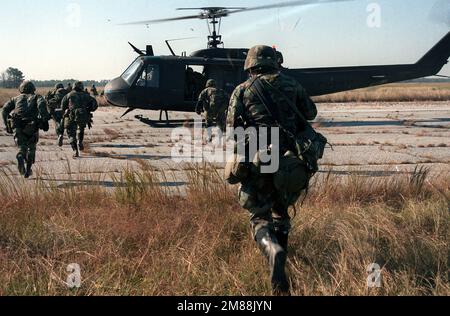 Soldaten von Co C, 1. Mrd., 505. Parachute Infanterie Regt., auf einen wartenden UH-1 Iroquois Helikopter zu laufen, während einer gemeinsamen Air Force und Army Luftabwurf-/Luftangriffsübung. Basis: Darlington County Airport Bundesstaat: South Carolina (SC) Land: Vereinigte Staaten von Amerika (USA) Stockfoto