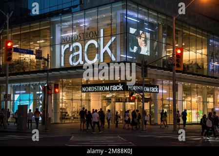 Toronto, Kanada - 8. August 2022: Fußgängerübergang „Pedestrian Scramble“ führt zum Nordstrom Rack an der geschäftigen Kreuzung von Yonge Street und Bloor Street. Nordstr Stockfoto