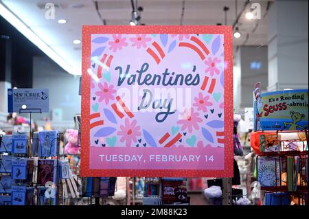 New York, USA. 12. Januar 2023. Am 12. Januar 2023 in New York, New York, befindet sich ein Poster zur Ankündigung des Valentinstages im Schaufenster eines Hallmark Stores. Auch bekannt als Valentinstag oder Valentinsfest, ist es eine kommerzielle Feier der Romantik und Liebe in vielen Regionen und Kulturen der Welt. (Foto: Anthony Behar/Sipa USA) Guthaben: SIPA USA/Alamy Live News Stockfoto