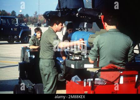 Mitglieder der 509. Organisatorischen Wartungseinheit laden während des Bombenwettbewerbs der strategischen Luftwaffe Proud Shield eine 500 kg schwere BDU-50A/B-Übungsbombe auf den Flügel eines FB-111A-Flugzeugs. Betreff Operation/Serie: STOLZ SHIELD Base: Luftwaffenstützpunkt Pease Bundesstaat: New Hampshire (NH) Land: Vereinigte Staaten von Amerika (USA) Stockfoto