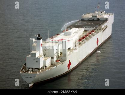 Steuerbordviertelblick auf das Spitalschiff USNS COMFORT (T-AH-20). Land: Unbekannt Stockfoto