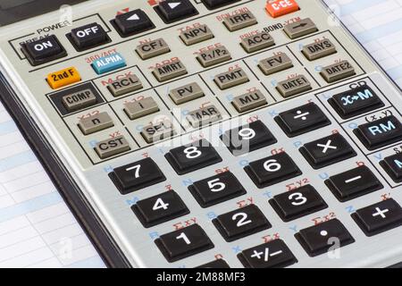Nahaufnahme des Finanzrechners auf dem Zementtisch Stockfoto