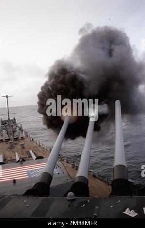 Ein Geschützturm Nr. 2, 7 16 Zoll/Kaliber 50, wird von der Steuerbordseite des Schlachtschiff USS IOWA (BB-61) abgefeuert. Land: Unbekannt Stockfoto