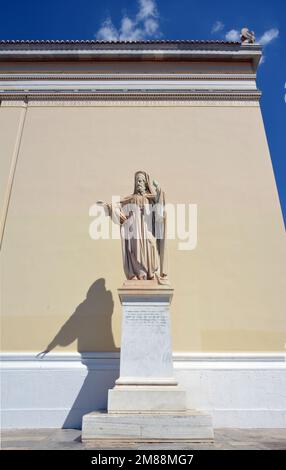 Statue von Patriarch Gregory, dem 5., vor dem zentralen Gebäude der Nationalen und Kapodistrianischen Universität von Athen Stockfoto