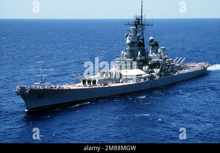 Ein Hafenbogenblick auf das laufende Schlachtschiff USS MISSOURI (BB-63). Basis: USS Missouri (BB 63) Stockfoto