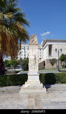 Bas Relief-Kolonne vor der Universität von Athen, mit der Nationalbibliothek im Hintergrund Stockfoto