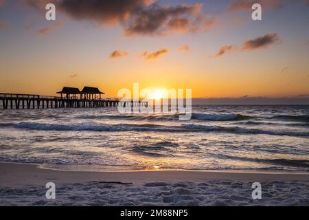 Ein Monat nach dem Hurrikan Ian Naples, Florida USA, USA, bei Sonnenuntergang am berühmten Pier von Naples, USA, November 2022 Stockfoto