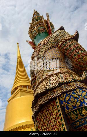 Phra pyrausta (Motte) (Rattana) Chedi, mit Yaksha Indrajit Schutzstatue am Wat Phra Kaeo, alter Königspalast, Tempel des Smaragd-Buddha, Bangkok, Stockfoto