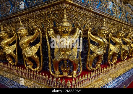 Garudas mit Nagas, Vogelartige mythische Kreaturen, Wat Phra Kaeo Tempel, alter Königspalast, Tempel des Smaragd-Buddha, Bangkok, Thailand, Asien Stockfoto