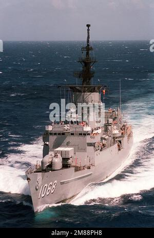 Ein erhöhter Backbord-Bogenblick auf die Fregatte USS VREELAND (FF-1068) im Gange. Land: Unbekannt Stockfoto