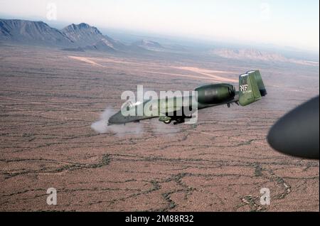 Eine Luft-zu-Luft-Ansicht von links eines OA-10 Thunderbolt II-Flugzeugs der taktischen 23. Luftwaffe feuert seine GAU-8/A Avenger 30mm-Kanone auf ein Ziel auf der East Tactical Range in Süd-Arizona. Das 23. TASS ist das erste Geschwader, das vom OA-37-Beobachtungs-/Angriffsflugzeug Dragonfly zum OA-10 umgestiegen ist. Land: Unbekannt Stockfoto