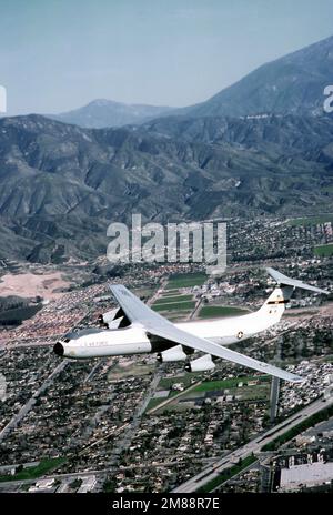 Air-to-Air-Seitenansicht eines C-141B Starlifters, „Spirit of the Inland Empire“ vom 63. Militärflugflügel, Norton AFB, Kalifornien, fliegt über San Bernardino, Kalifornien. Exaktes Datum Aufnahme Unbekannt. Land: Unbekannt Stockfoto