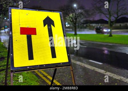 Schild für Straßenbauarbeiten A82 Great Western Road Bike Lane Closed Ahead Schild Stockfoto