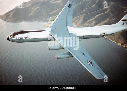 Luft-zu-Luft, Seitenansicht des C-141B Starlifters eines 63. Airlift Wings, „Spirit of the Inland Empire“, auf einer Trainingsmission mit der Pazifikküste im Hintergrund. Exaktes Datum Aufnahme Unbekannt. Basis: Luftwaffenstützpunkt Norton Bundesstaat: Kalifornien (CA) Land: Vereinigte Staaten von Amerika (USA) Stockfoto