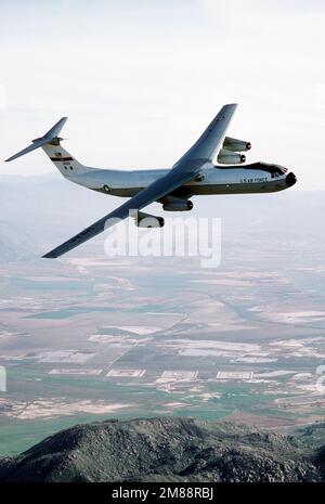 Luft-zu-Luft, Seitenansicht des C-141B Starlifters eines 63. Airlift Wings, „Spirit of the Inland Empire“, wenn er sich rechts anlegt, um in Norton zu landen. Exaktes Datum Aufnahme Unbekannt. Basis: Luftwaffenstützpunkt Norton Bundesstaat: Kalifornien (CA) Land: Vereinigte Staaten von Amerika (USA) Stockfoto