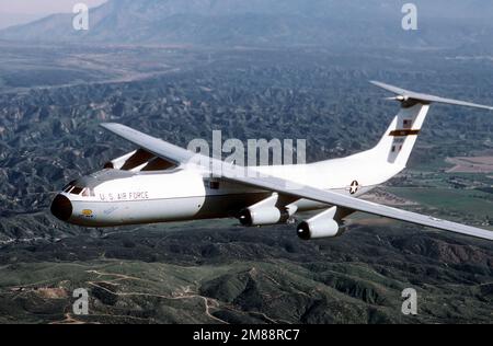 Luft-zu-Luft, Seitenansicht des C-141B Starlifters eines 63. Airlift Wings, „Spirit of the Inland Empire“, an Bord. Exaktes Datum Aufnahme Unbekannt. Basis: Luftwaffenstützpunkt Norton Bundesstaat: Kalifornien (CA) Land: Vereinigte Staaten von Amerika (USA) Stockfoto