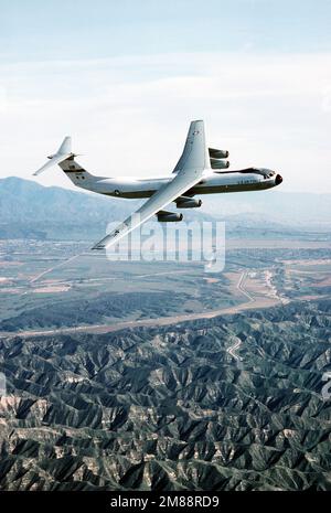 Luft-zu-Luft, Seitenansicht des C-141B Starlifters eines 63. Airlift Wings, „Spirit of the Inland Empire“, wenn er sich rechts anlegt, um in Norton zu landen. Exaktes Datum Aufnahme Unbekannt. Basis: Luftwaffenstützpunkt Norton Bundesstaat: Kalifornien (CA) Land: Vereinigte Staaten von Amerika (USA) Stockfoto