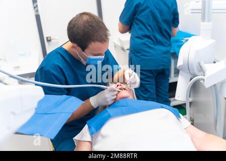 Zahnklinik, ältere Frau am Zahnarzt mit Arzt bei Routineuntersuchung von Zahnersatz Stockfoto