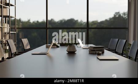 Moderner Tagungsraum mit Konferenztisch an der Glaswand, Sesseln und Büromaterial. Konferenzraum, Konferenzraum. 3D Rendering, 3D illus Stockfoto