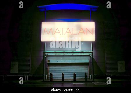 Matalan-Ladenschild über dem Haupteingang bei Nacht mit No People Clyde Retail Park, Livingston Street, Clydebank Stockfoto