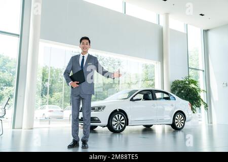 Auto 4 ist ein junger Verkäufer Stockfoto