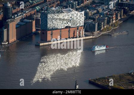 Luftaufnahme der Elbphilharmonie mit Reflexion in der Elbe, Besucherschiff fährt durch die Reflexion, Paddeldampfer, Musikhaus Stockfoto