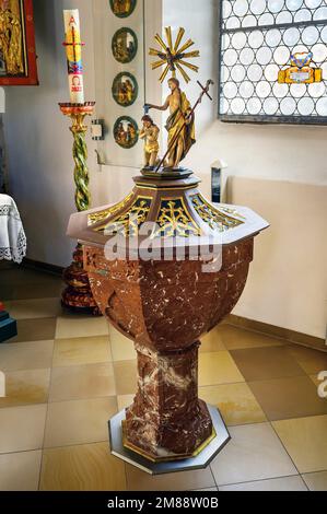 Taufe und Kerze, Dreifaltigkeitskirche in Sulzberg, Allgäu, Bayern, Deutschland, Europa Stockfoto