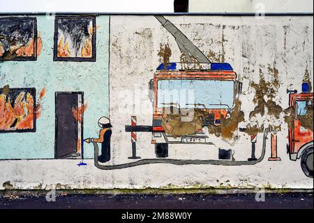 Kindliche Malerei auf verfallenen Mauern, Feuerwehr löscht brennendes Haus, Kempten, Allgaeu, Bayern, Deutschland Stockfoto